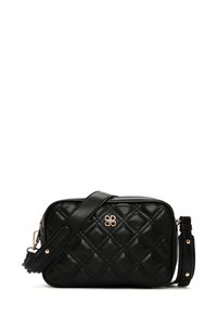 Bolso cruzado de cuero negro acolchado con un logotipo de hardware dorado y una correa ajustable. Presenta una forma rectangular y una textura suave.