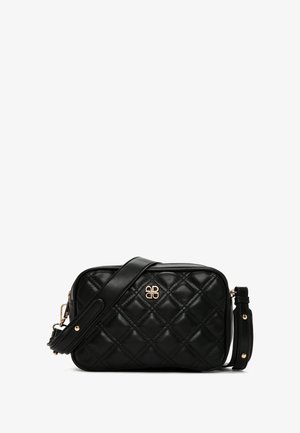 Gequilted zwarte leren crossbody tas met een gouden hardware logo en een verstelbare schouderband. Beschikt over een rechthoekige vorm en een gladde textuur.
