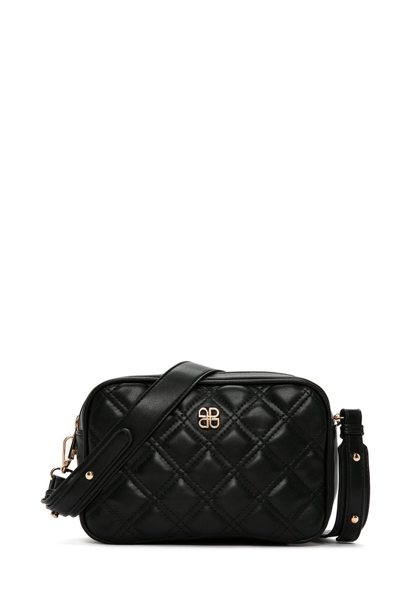Bolso cruzado de cuero negro acolchado con un logotipo de hardware dorado y una correa ajustable. Presenta una forma rectangular y una textura suave.