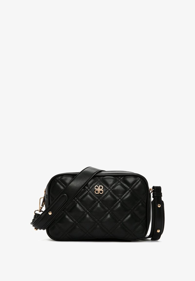 Borsa a tracolla in pelle nera trapuntata con logo in metallo dorato e tracolla regolabile. Presenta una forma rettangolare e una texture liscia.