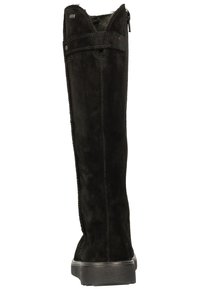 Bota de ante negra hasta la rodilla con cierre de cremallera en el lateral, superficie texturizada, suela de goma plana y detalle de costura mínima.