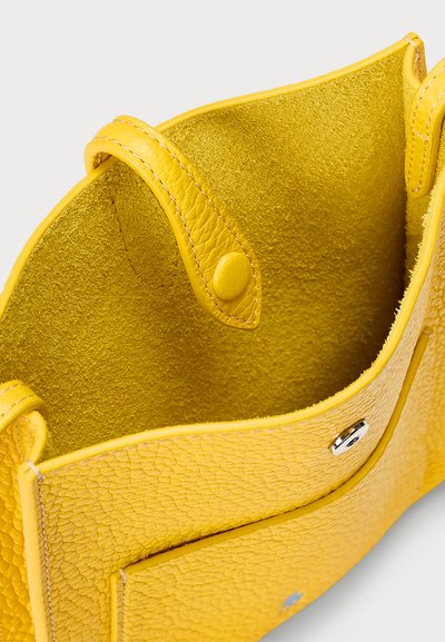 Polo Ralph Lauren POLO PLAY LEATHER POCKET CROSSBODY - Mobilfodral - canary yellow