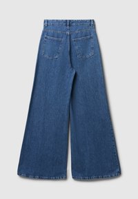Jean en denim bleu à jambes larges, avec une taille haute, deux poches arrière et un ourlet effiloché. Fabriqué en tissu en coton texturé.