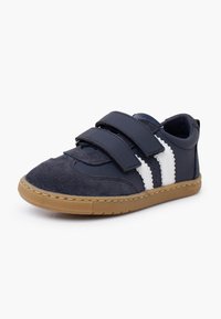 Sneaker blu navy con tomaia in suede, due cinturini in velcro, strisce bianche e suola in gomma marrone. Punta arrotondata con dettagli di cucitura.