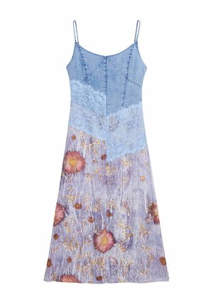 Vestido de mezclilla y encaje con tirantes ajustables. Presenta una parte superior de encaje azul y una sección inferior de color púrpura con un patrón de diseños florales.