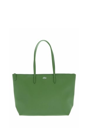 Bolso tote rectangular verde con dos asas superiores, cierre de cremallera y un pequeño logo plateado de cocodrilo en el centro delantero.