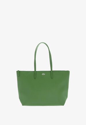 Sac tote rectangulaire vert avec deux poignées supérieures, une fermeture zippée et un petit logo crocodile argenté au centre avant.