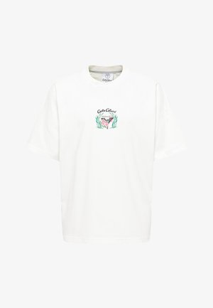 Weißes Baumwoll-T-Shirt mit Rundhalsausschnitt und kurzen Ärmeln, das ein zentrales Grafikdesign eines Flamingos und Blumen innerhalb eines Blätterkranzes zeigt.