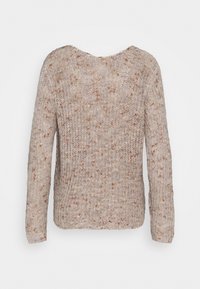 Maglione beige lavorato a maglia con maniche lunghe, vestibilità ampia, motivo testurizzato, scollatura arrotondata e sottili sfumature di tonalità più scure.