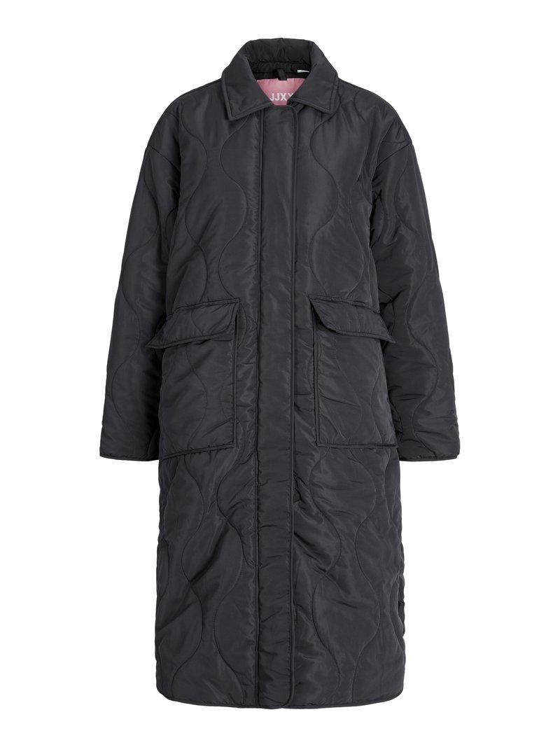 Schwarzer gesteppter langer Mantel mit Kragen, ausgestattet mit zwei Vordertaschen, einer glatten Oberfläche und einem pinkfarbenen Innenfutter.