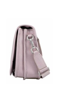 Sac à main en cuir rose avec une surface texturée, une forme structurée, des ferrures argentées et une bandoulière ajustable fixée sur un côté.