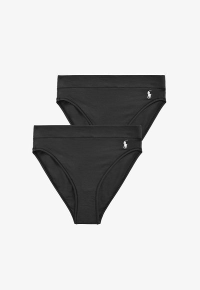 Dwie czarne bawełniane majtki z niskim stanem i małym białym haftowanym logo na lewej biodrze, pokazane na białym tle.