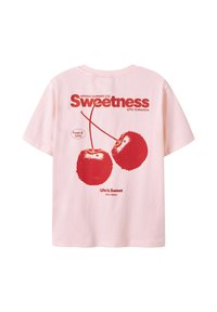 Camiseta de algodón de color rosa claro con mangas cortas que presenta un estampado rojo de cerezas, "Dulzura," y el texto "La vida es dulce" en la parte trasera.