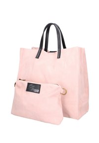 Roze suede tote bag met zwarte leren handvatten. Inclusief een afneembare kleine pouch met een ritssluiting, voorzien van een zwart leren label.