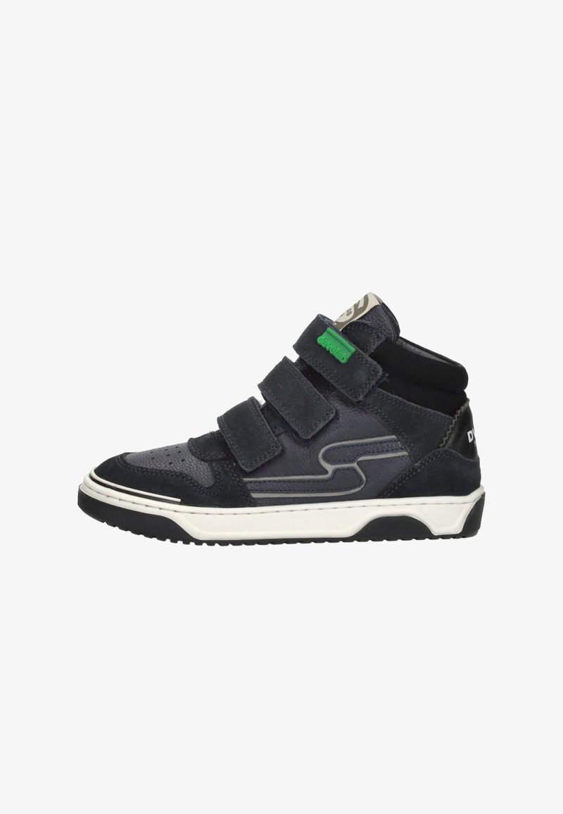 Hoogtop sneakers met een mix van marineblauw suede en leer, voorzien van drie klittenbandsluitingen, een witte rubberen zool en een groene accent op het label.