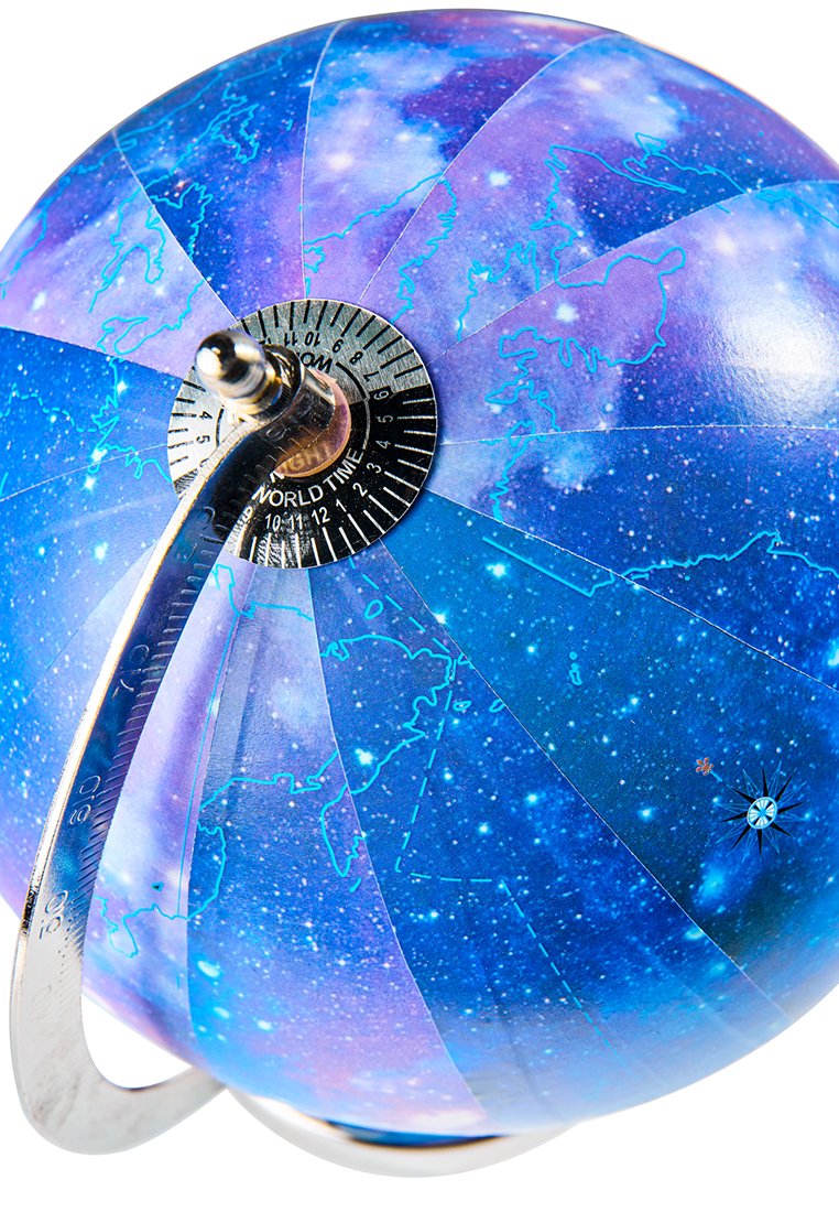 Globe met een blauw en paars sterrenontwerp, metalen as en een zwarte wereldtijdaanwijzer, met gedetailleerde landmassa's en geografische lijnen.
