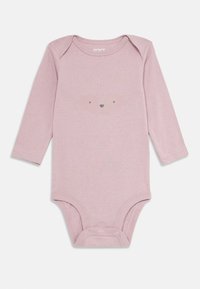 Langärmliger rosa Babystrampler mit einem dezenten Fuchs-Gesicht-Design auf der Vorderseite und Druckknöpfen im Schritt.