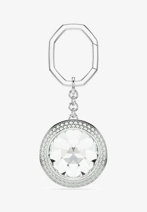Portachiavi in argento con chiusura ottagonale e ciondolo rotondo di cristallo circondato da cristalli più piccoli appeso a tre anelli di catena.