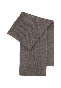 Szary, prążkowany szalik wykonany z teksturowanej dzianiny, z miękkim wykończeniem i małą skórzaną metką na jednym końcu.