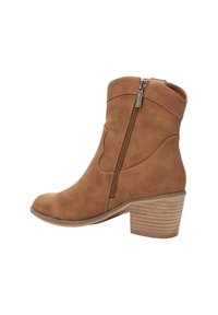 Stivale alla caviglia in suede marrone con cerniera laterale, dettagli cuciti e tacco in legno impilato. Texture liscia con punta rotonda.