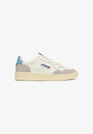Sneaker off-white a taglio basso con accenti in suede beige, linguetta sul tallone blu, punta traforata e logo Autry con bandiera USA sul pannello laterale.