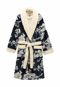 Námornícky modrý plyšový župan s bielym kvetinovým vzorom. Má mäkký biely golier, zodpovedajúci opasok a dve vrecká. Textúra sa zdá byť útulná a príjemná.