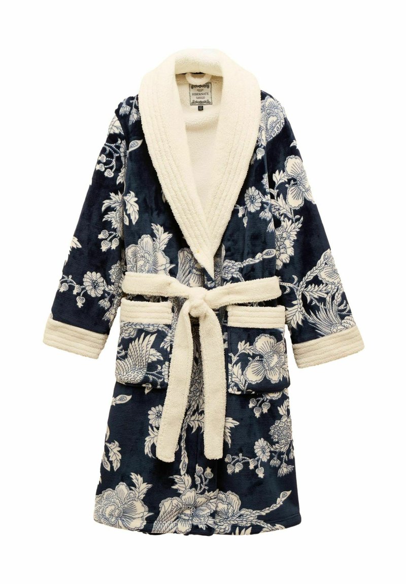 Námornícky modrý plyšový župan s bielym kvetinovým vzorom. Má mäkký biely golier, zodpovedajúci opasok a dve vrecká. Textúra sa zdá byť útulná a príjemná.