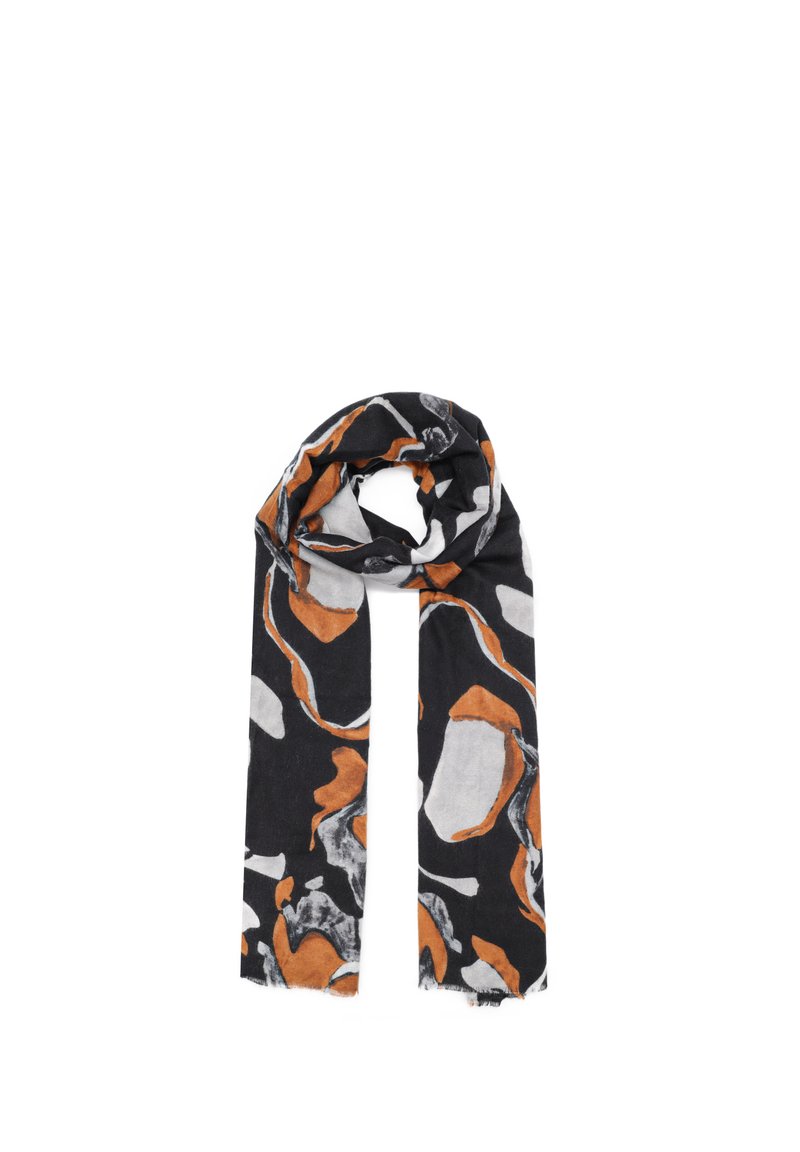 Sciarpa nera con motivi astratti arancioni e grigi, tessuto leggero, estremità frangiate, avvolta in uno stile circolare.