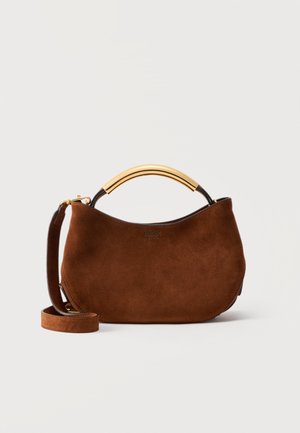 Sac à main en daim brun avec poignée supérieure incurvée en or, bandoulière amovible et logo "Moschino Milano" à l'avant.