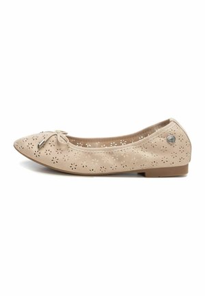 Bailarina beige con diseño de recortes florales, acento de lazo en la puntera, tacón pequeño y superficie texturizada. Detalle de herrajes plateados en el lateral.