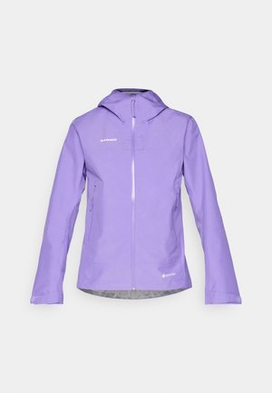 Fioletowa wodoodporna kurtka z kapturem, zapinana na zamek, z dwoma bocznymi kieszeniami. Charakteryzuje się matową teksturą i akcentami z logo. Wykonana z Gore-Texu.