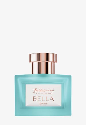 Flacon de parfum rectangulaire turquoise avec un bouchon en or rose, étiqueté "Baldessarini BELLA MARE" sur un panneau blanc à l'avant.