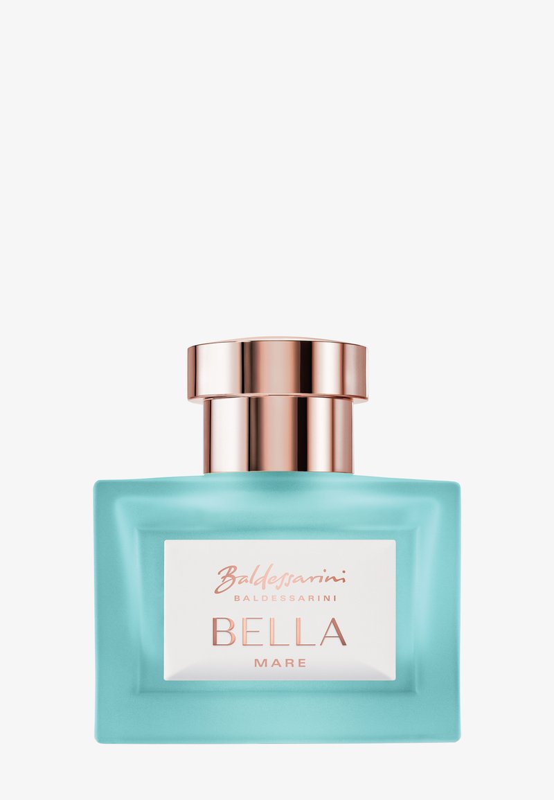 Flacon de parfum rectangulaire turquoise avec un bouchon en or rose, étiqueté "Baldessarini BELLA MARE" sur un panneau blanc à l'avant.