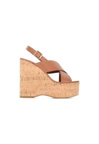 Sandali a zeppa in pelle marrone con base in sughero, caratterizzati da un design con cinturini incrociati e una cinghia alla caviglia regolabile con fibbia in metallo.