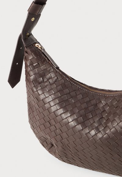 Borsa a spalla in pelle intrecciata marrone con una forma curva, chiusura con zip e tracolla staccabile. Presenta una texture liscia e hardware minimale.