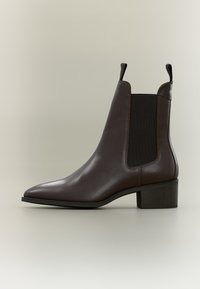 Επιλέχθηκε, dark brown