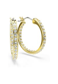 Pendientes de aro de oro que presentan una fila de piedras preciosas transparentes a lo largo del borde exterior, con un acabado pulido y suave, y un cierre seguro.