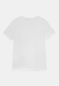 T-shirt alb din bumbac, cu mâneci scurte, decolteu rotund, textură fină. Design simplu, fără modele sau accente vizibile.