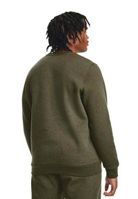 Olivengroene sweatshirt met ronde hals, ribgebreide boorden en onderrand, gemaakt van textuurstof. Achteraanzicht toont een relaxte pasvorm.