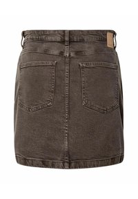 Dunkelgrauer Denim-Minirock mit zwei Gesäßtaschen, Gürtelschlaufen und einem kleinen braunen Markenpatch am Bund.