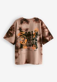 Next RELAXED FIT SHORT SLEEVE GRAPHIC STANDARD - T-Shirt print - brown tie dye back print