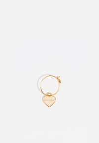 Pendiente de aro dorado con un charm de corazón hueco que presenta texto grabado. El charm de corazón cuelga de la sección inferior del aro.