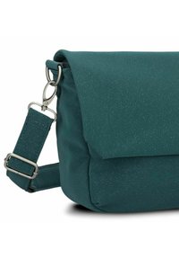 Borsa a spalla color teal con finitura texture, pattina pieghevole, accessori in metallo e tracolla regolabile per opzioni di trasporto versatili.