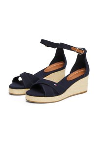 Sandali wedge in tela blu navy con fasce anteriori incrociate, cinturino alla caviglia regolabile e suola piattaforma in juta intrecciata. Presenti dettagli in pelle marrone.