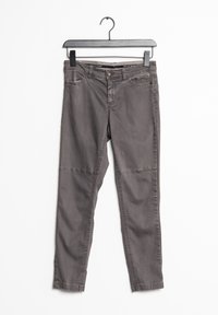 Jeans de mezclilla gris con corte ajustado, que cuentan con bolsillos frontales, cremallera en la bragueta y un sutil detalle de costura en las piernas.