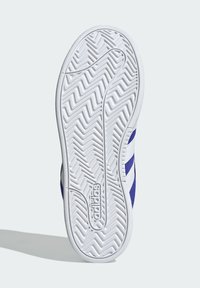 Sole di sneaker Adidas con una base in gomma bianca e un motivo a zigzag, accentuata da strisce blu sul lato e dettagli del marchio.