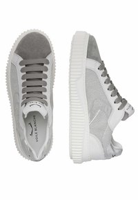 Baskets grises et blanches avec un tissu texturé et un dessus en cuir lisse, dotées d'une semelle en caoutchouc et de lacets plats passés dans des œillets.