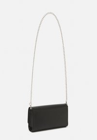 Borsa a pochette nera in pelle liscia, con forma rettangolare e tracolla in catena argentata. Design minimalista senza motivi visibili.