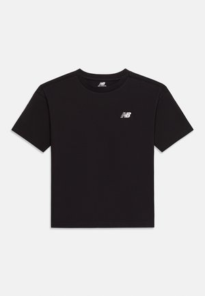 Camiseta negra New Balance de manga corta y cuello redondo con pequeño logo blanco en el pecho izquierdo y en el interior del cuello.