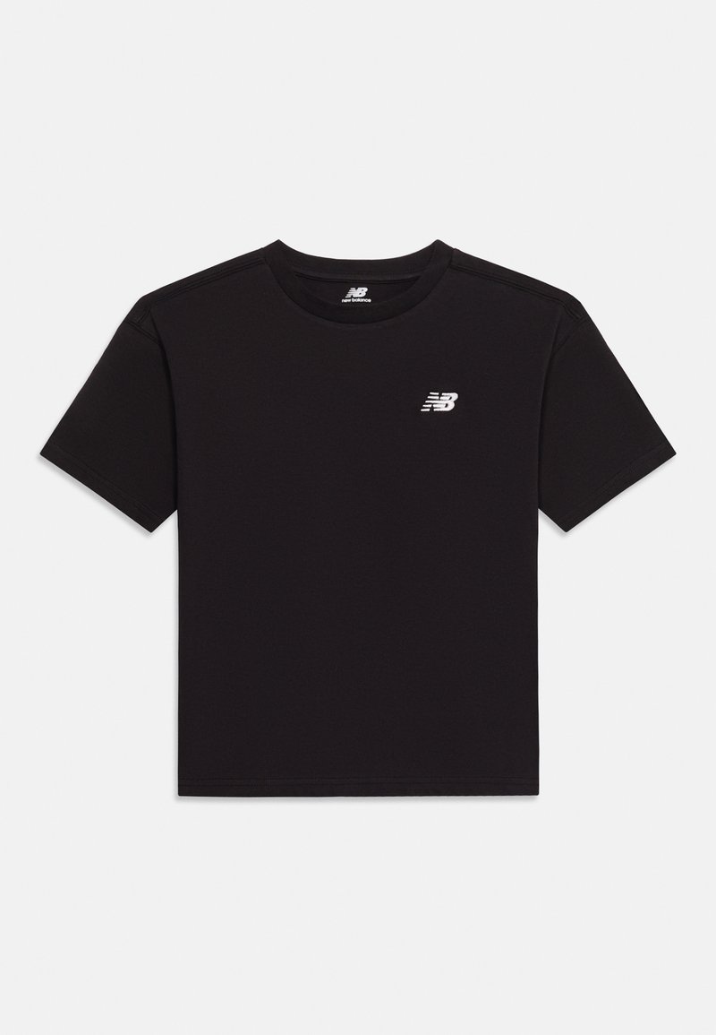 Μαύρο κοντομάνικο T-shirt New Balance με στρογγυλή λαιμόκοψη και μικρό λευκό λογότυπο στο αριστερό στήθος και μέσα στο γιακά.
